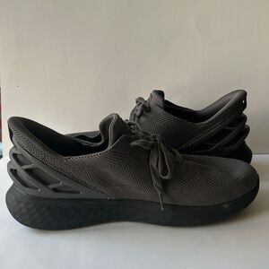 Men’s size 11 Kizik Hands Free “Athens” charcoal gray sneakers.